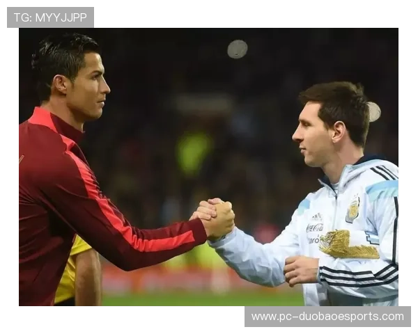 足球球星手绘十字架艺术创作展现运动与信仰的独特融合